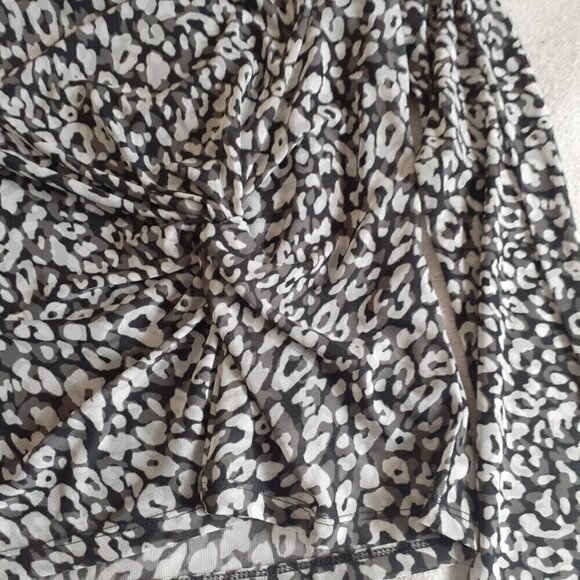 Tahari Women's Large Black, White & Gray Leopard Print Long Sleeve Mesh Blouse - Picture 5 of 12